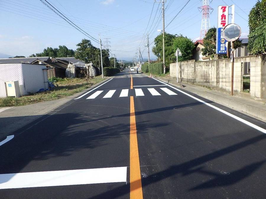 改修を終えた舗装路面と横断歩道