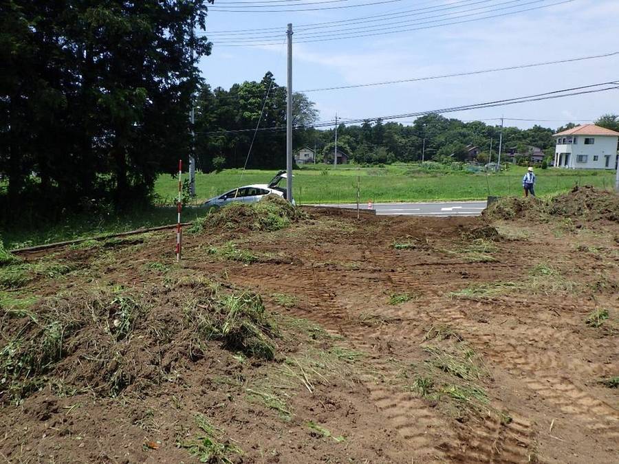 重機で草を取り除いた後の土地