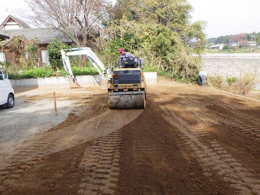盛土をしてローラーで転圧している現場